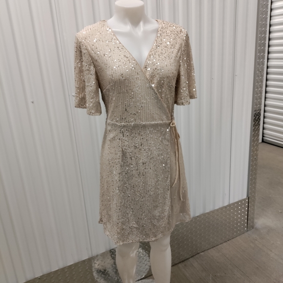 She & Sky Sequin Short Sleeve Wrap Dress size M - Picture 4 of 14